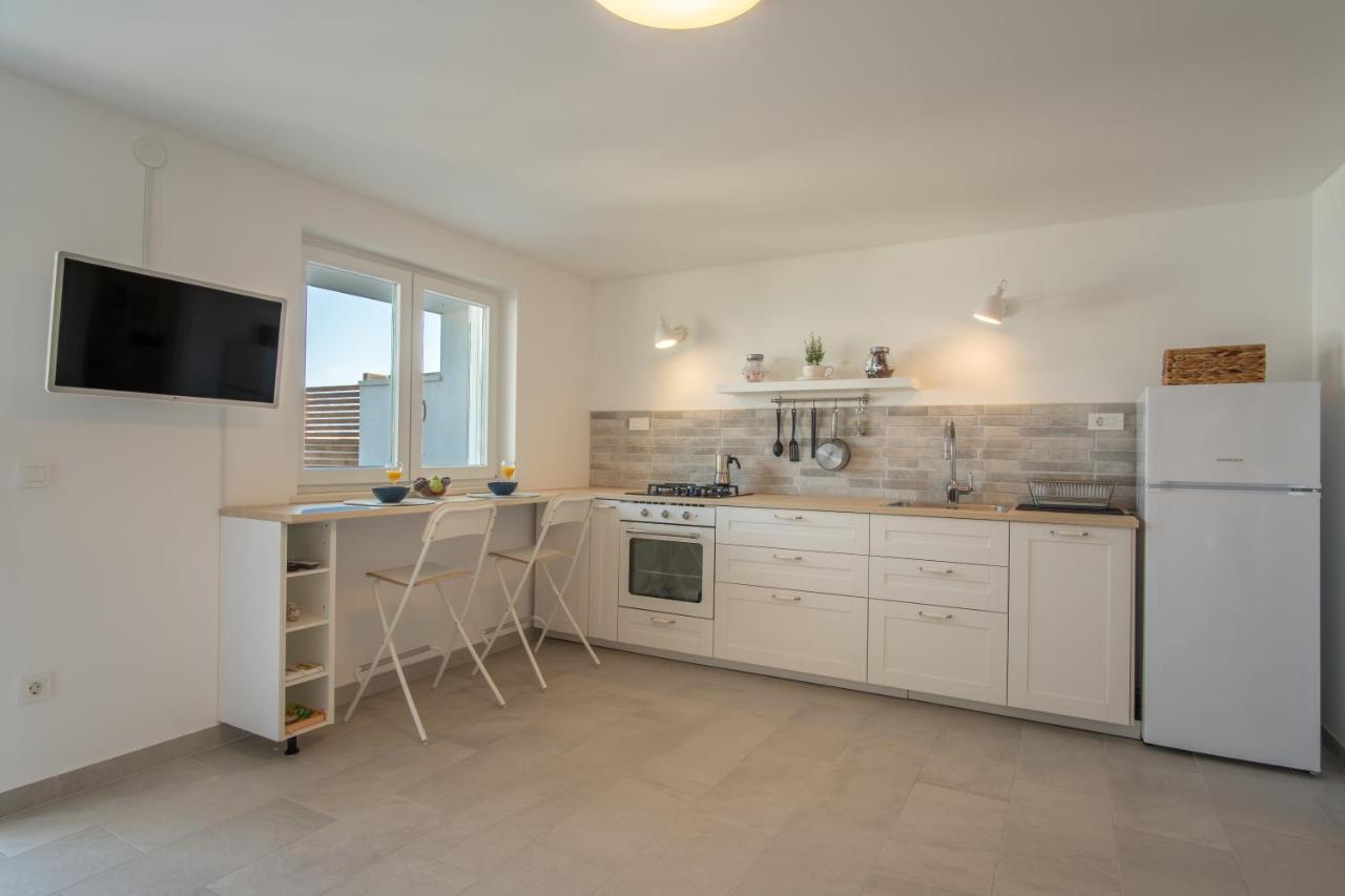 A White Cliffside Studio Đảo Pag Ngoại thất bức ảnh