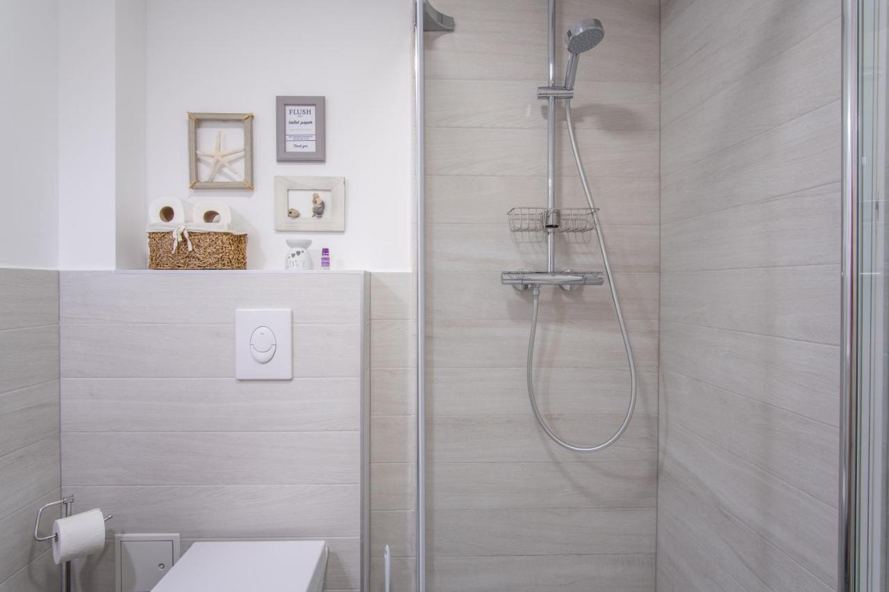 A White Cliffside Studio Đảo Pag Ngoại thất bức ảnh