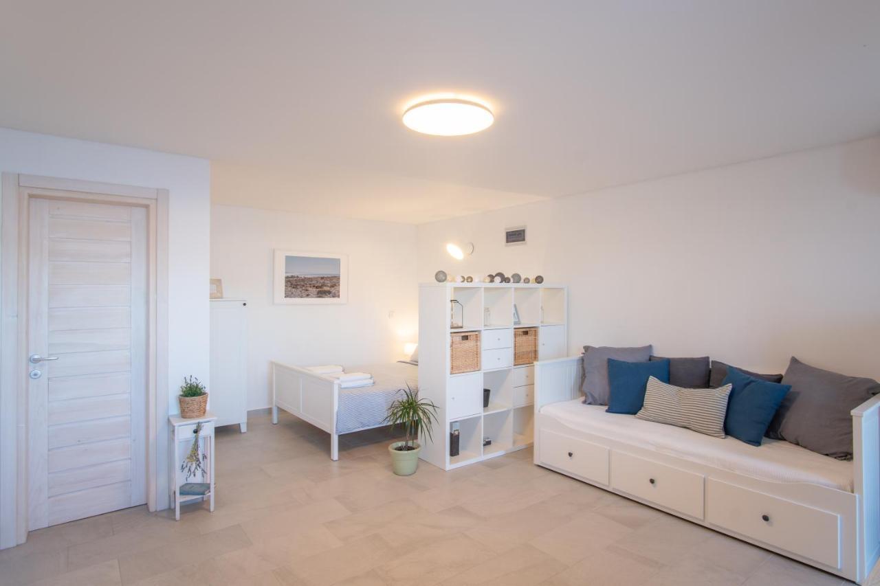 A White Cliffside Studio Đảo Pag Ngoại thất bức ảnh